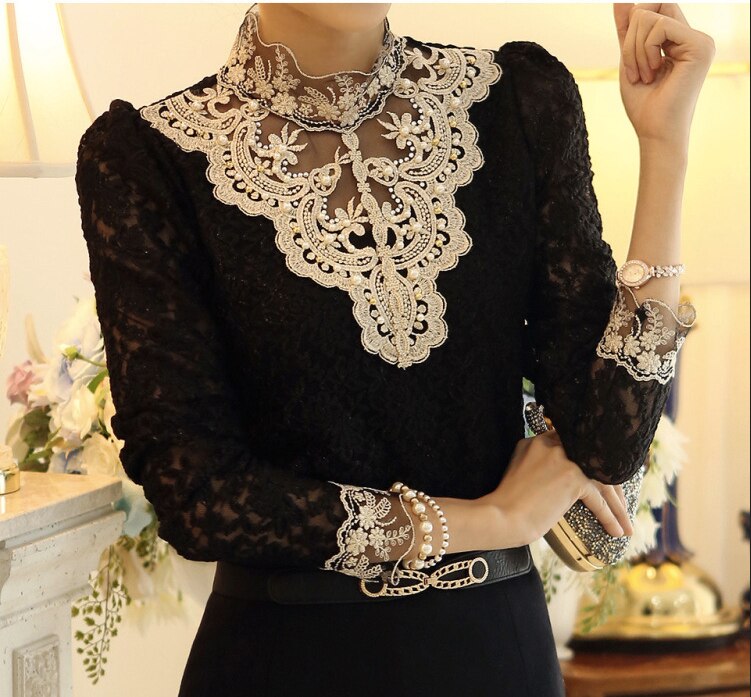 Bella | Elegante Bluse mit Netz und Stickereien