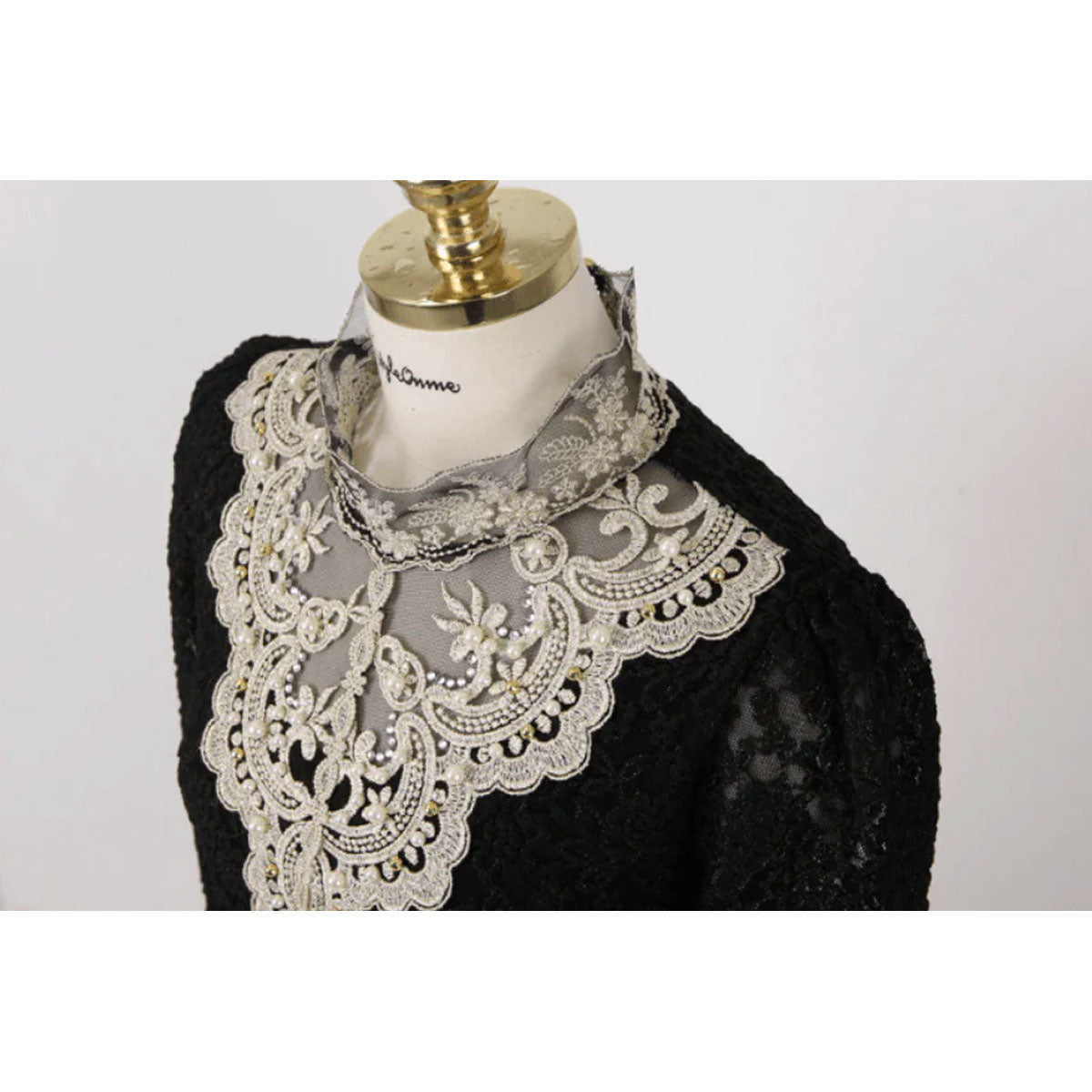 Bella | Elegante Bluse mit Netz und Stickereien