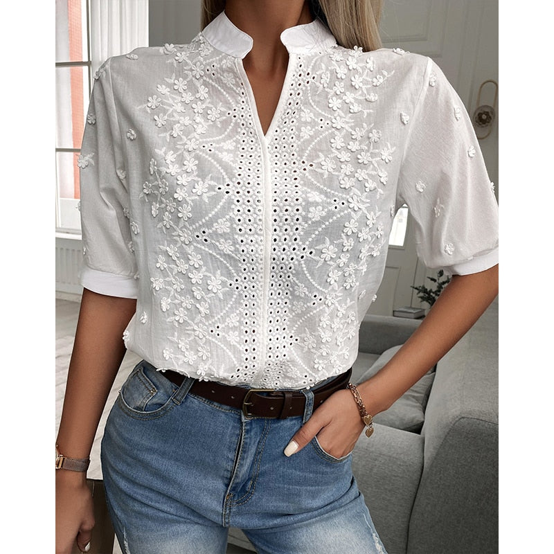 Christina | Elegante bestickte Bluse mit Blumenmuster