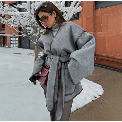 Aria | Cappotto in lana con scollo a V in stile moderno