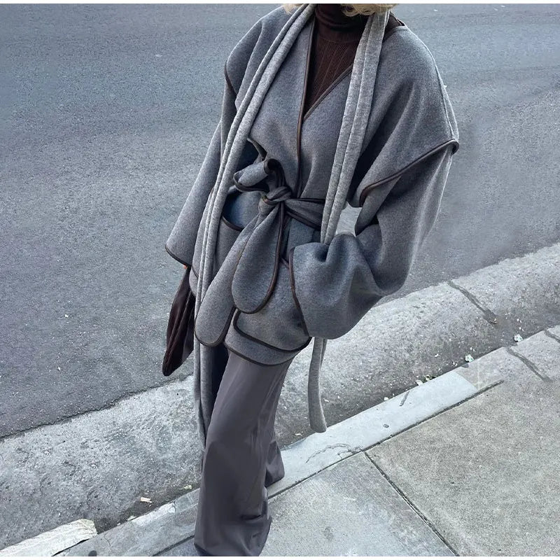 Aria | Cappotto in lana con scollo a V in stile moderno