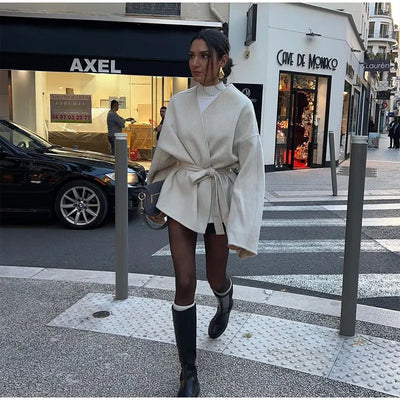 Aria | Cappotto in lana con scollo a V in stile moderno