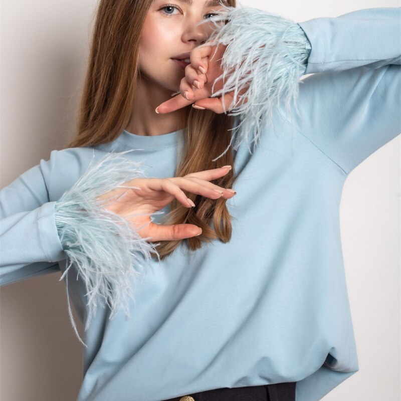 Lara | Elegant long-sleeve shirt with feathers