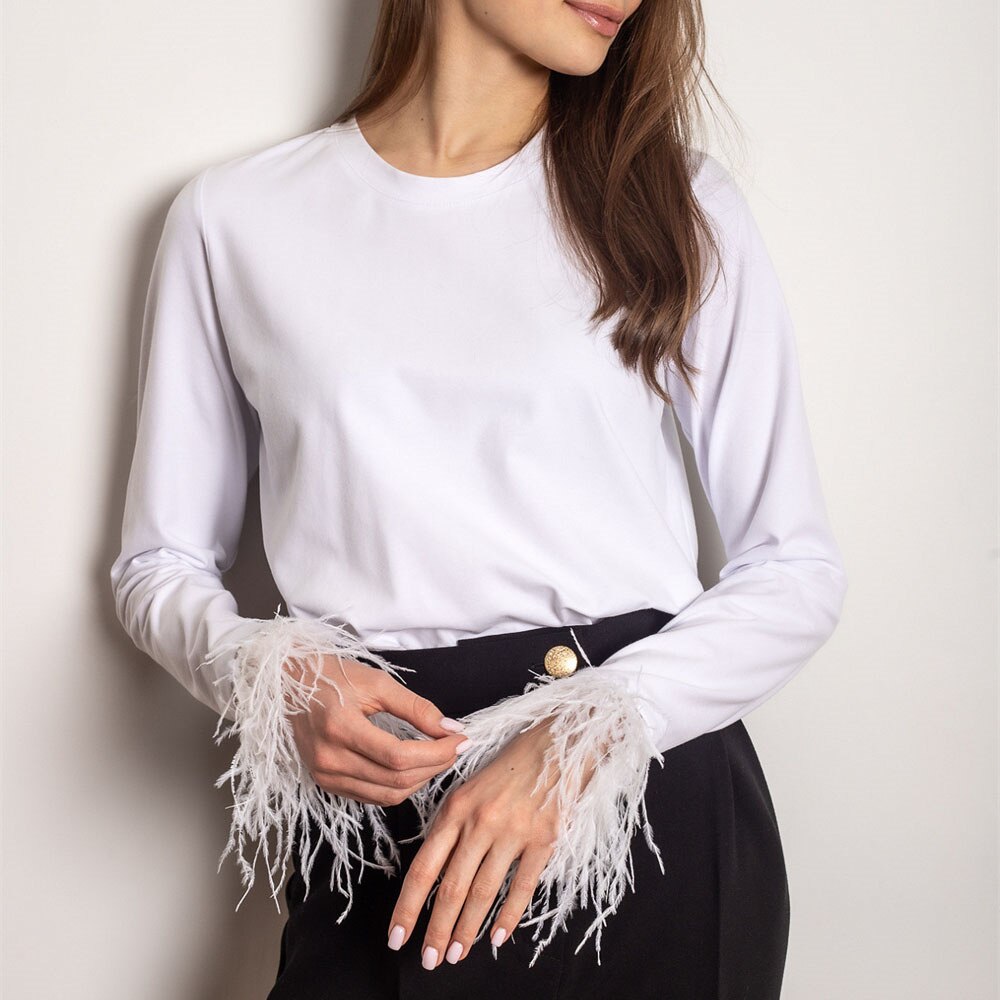 Lara | Elegant long-sleeve shirt with feathers