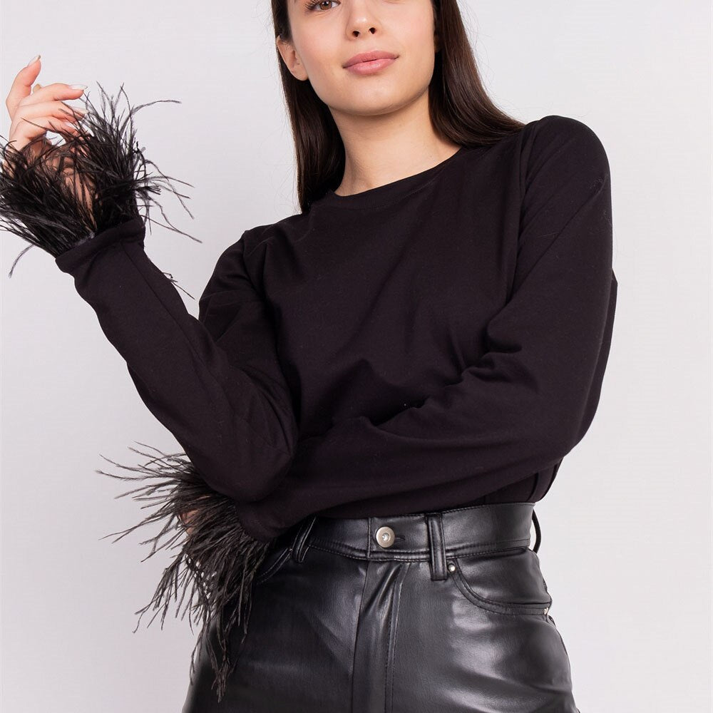 Lara | Elegant long-sleeve shirt with feathers