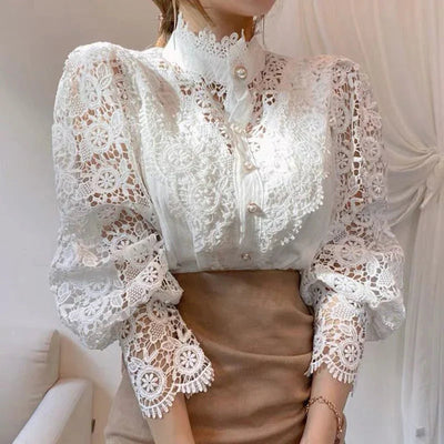 Lea | Blouse with hollow flowers