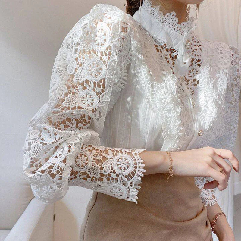 Lea | Blouse with hollow flowers