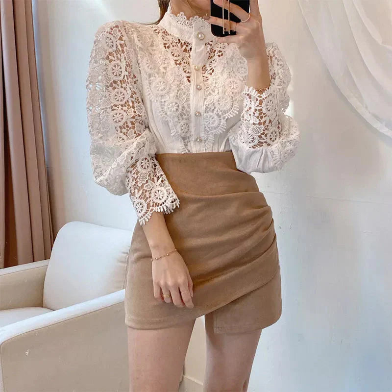 Lea | Blouse with hollow flowers
