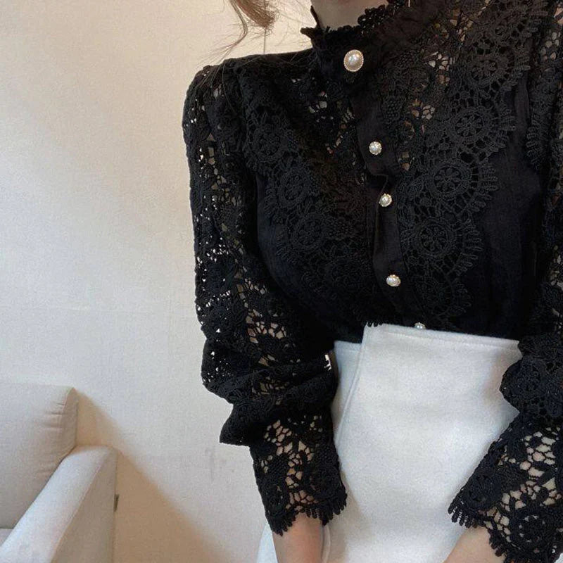 Lea | Blouse with hollow flowers