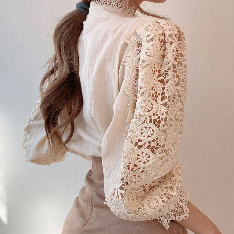 Lea | Blouse with hollow flowers