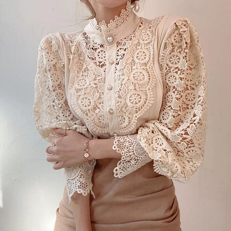Lea | Blouse with hollow flowers