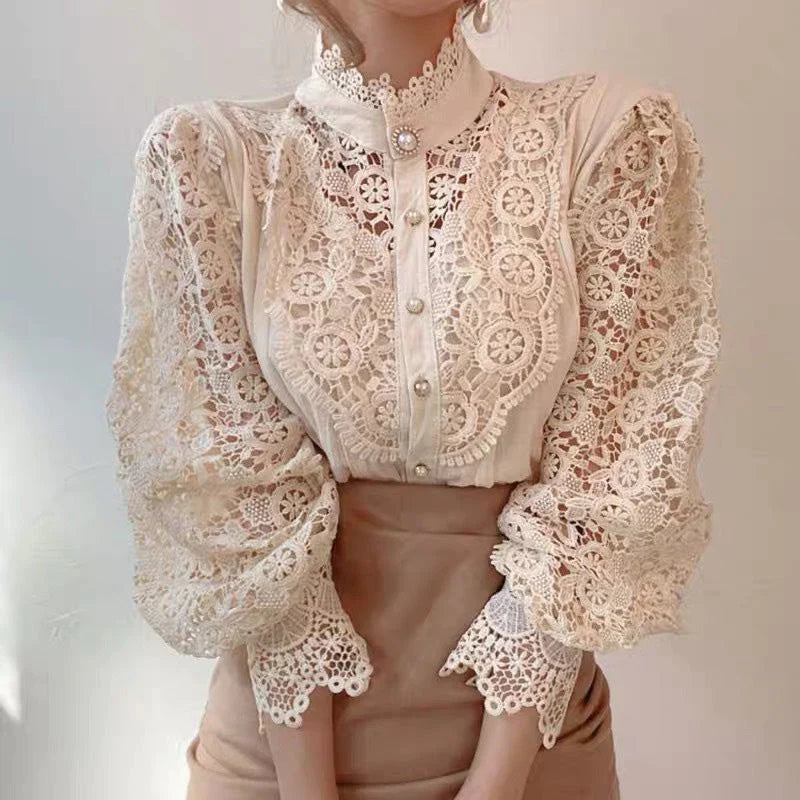 Lea | Blouse with hollow flowers