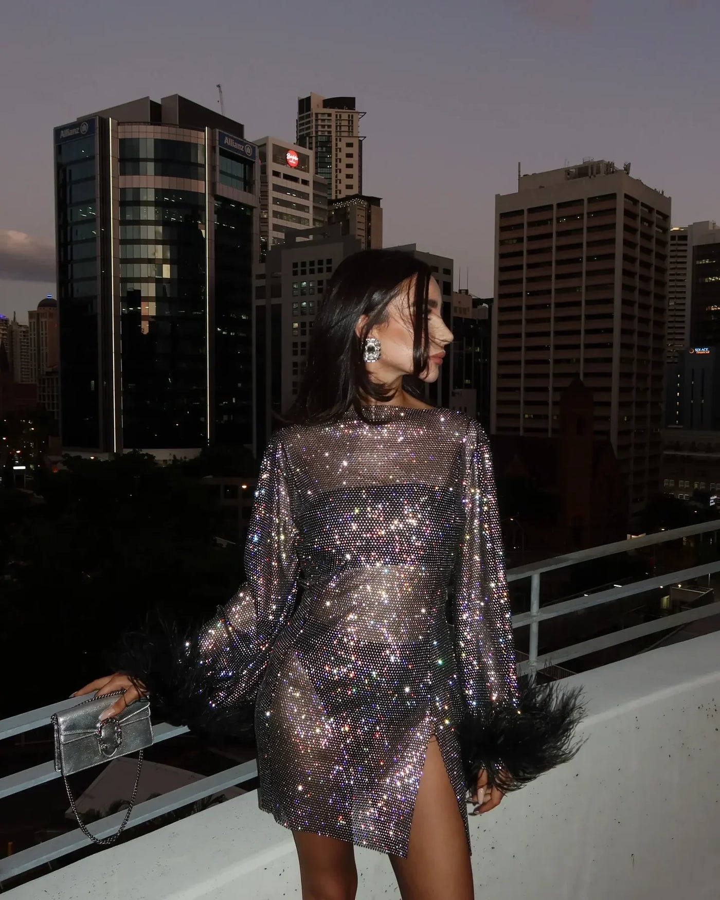 Luna | Mini Abito Elegante Donna con Piume e Dettagli Metallici-1