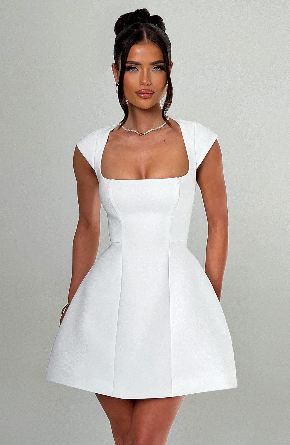 Nicole | Elegantes Mini-Kleid in Elfenbeinfarbe