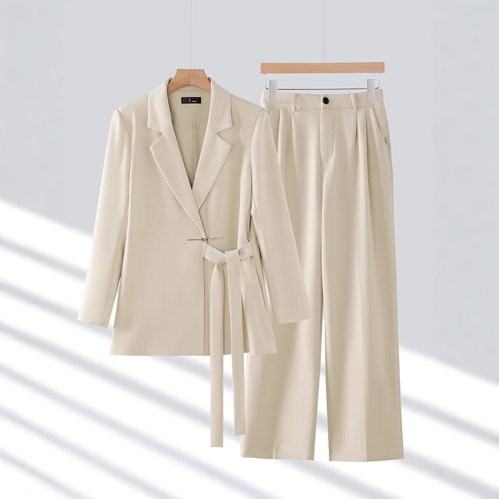 Orla | Pantaloni a gamba larga e set di blazer con cintura 1
