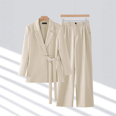 Orla | Pantaloni a gamba larga e set di blazer con cintura 1