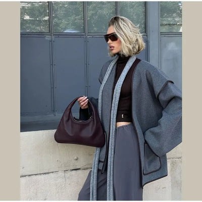 Aria | Cappotto in lana con scollo a V in stile moderno