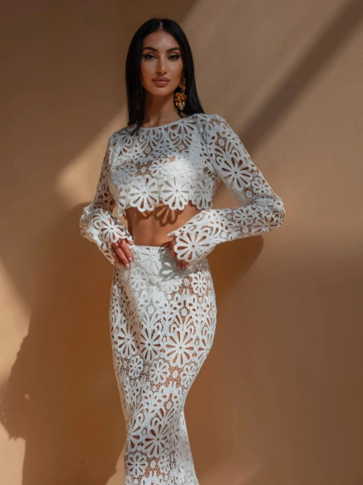 Elysia | Set da Spiaggia Elegante con Ricami Bianchi e Top Sexy-2