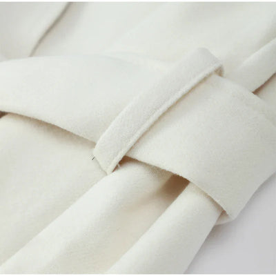 Aria | Cappotto in lana con scollo a V in stile moderno