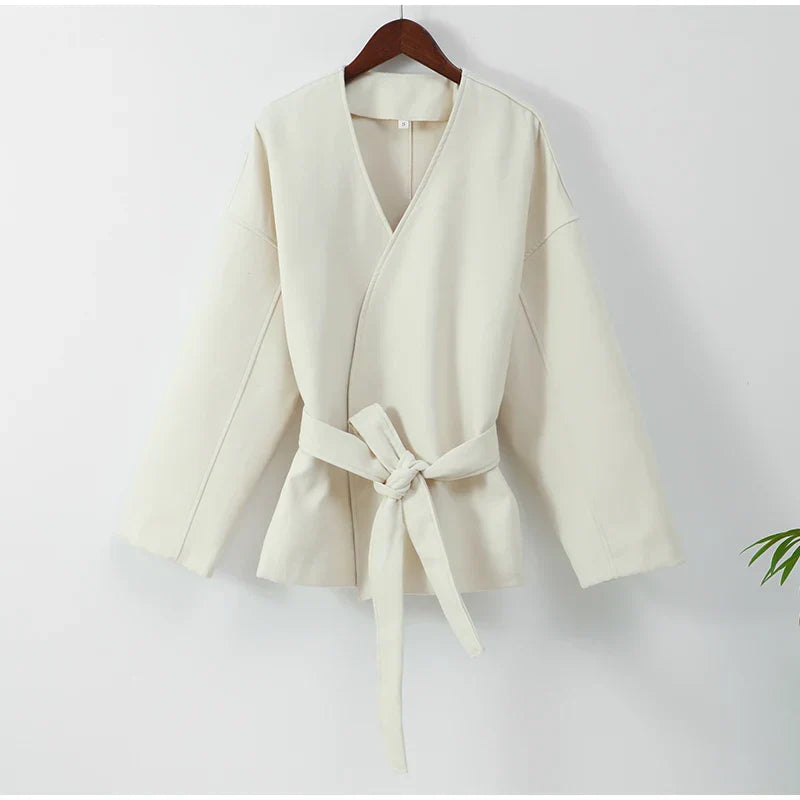 Aria | Cappotto in lana con scollo a V in stile moderno
