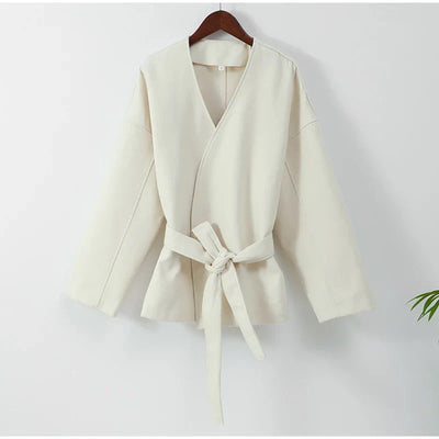 Aria | Cappotto in lana con scollo a V in stile moderno