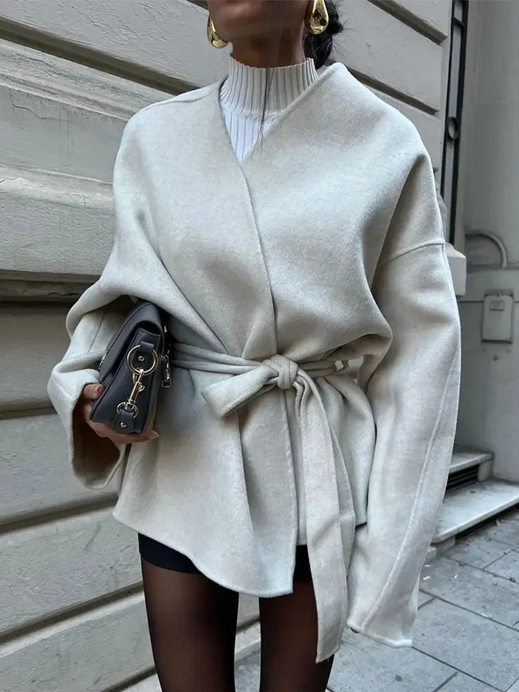 Aria | Cappotto in lana con scollo a V in stile moderno