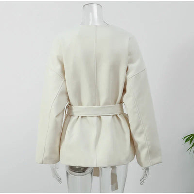 Aria | Cappotto in lana con scollo a V in stile moderno