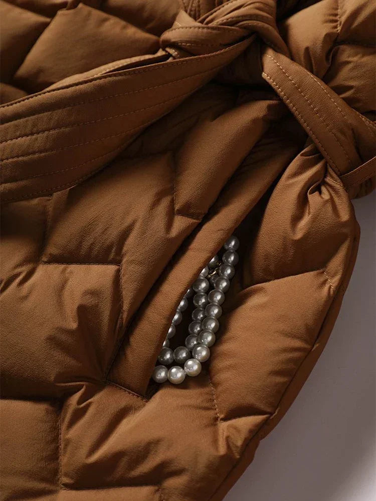 Darya | Elegante cappotto in piuma con cintura