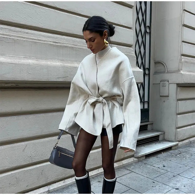 Aria | Cappotto in lana con scollo a V in stile moderno