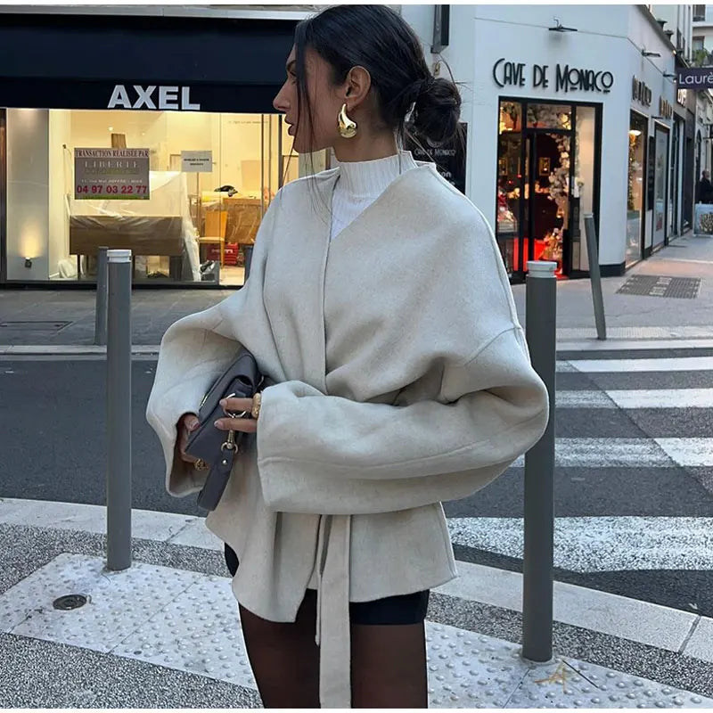 Aria | Cappotto in lana con scollo a V in stile moderno
