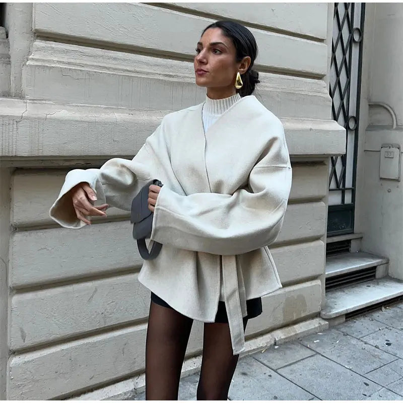 Aria | Cappotto in lana con scollo a V in stile moderno